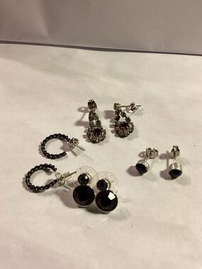 4 pair of earrings, silver toned